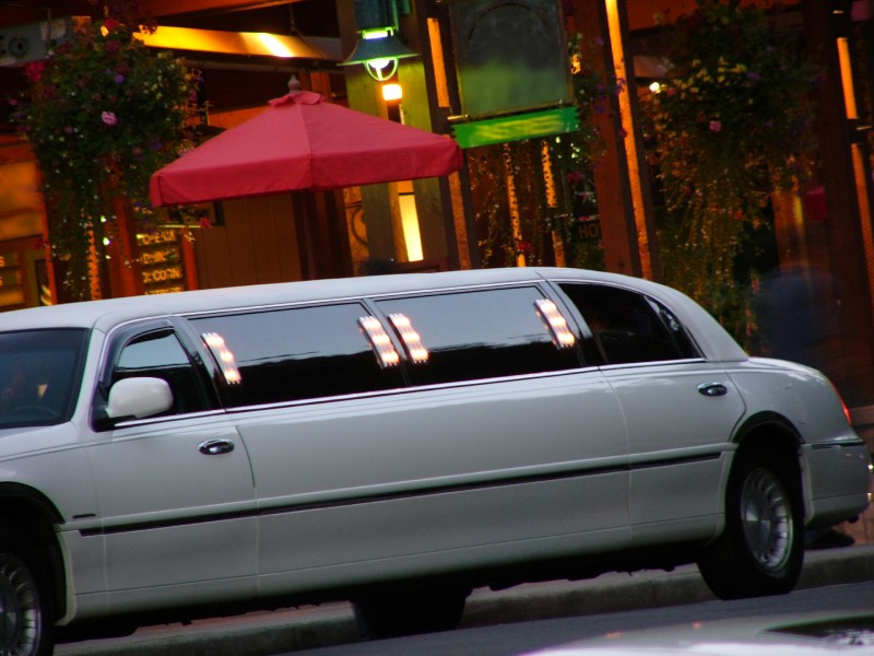 How to rent a limousine in Toronto for a party or an event